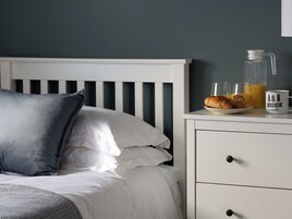 2 dormitorios, decoración individual, mobiliario individual