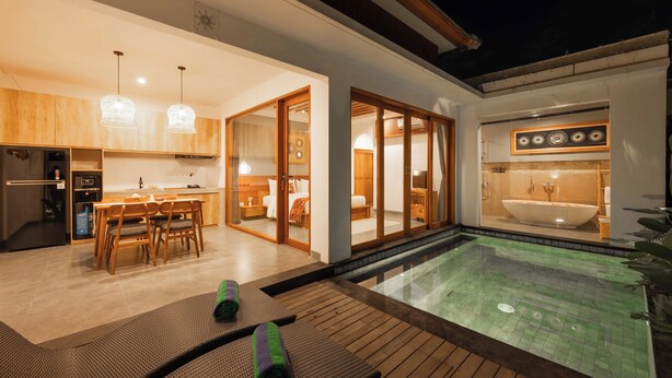 A modern hotel room with a private pool, wooden furniture, and a large bathroom with a bathtub. - Bila De Ubud Villas (Ubud)