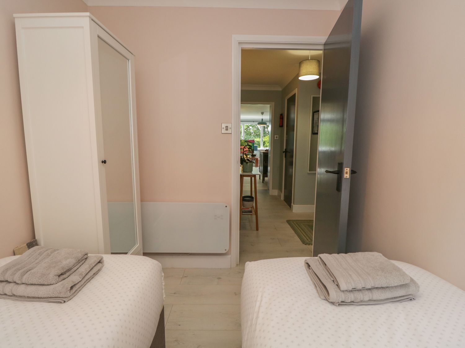 2 kamar tidur dan didekorasi berbeda-beda