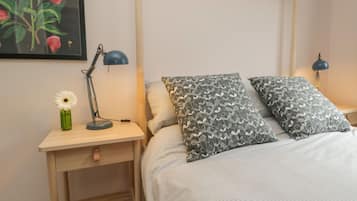 2 kamar tidur dan didekorasi berbeda-beda