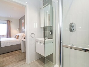 Cottage | Bathroom - Hepworth (Redruth)