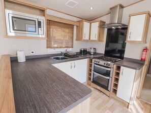 Cookware/dishes/utensils - Lodge 1 (Carnforth)