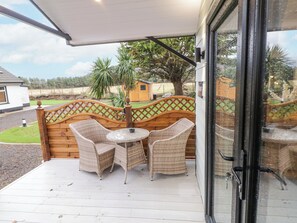 Outdoor dining - Mussenden Cabin (Limavady)