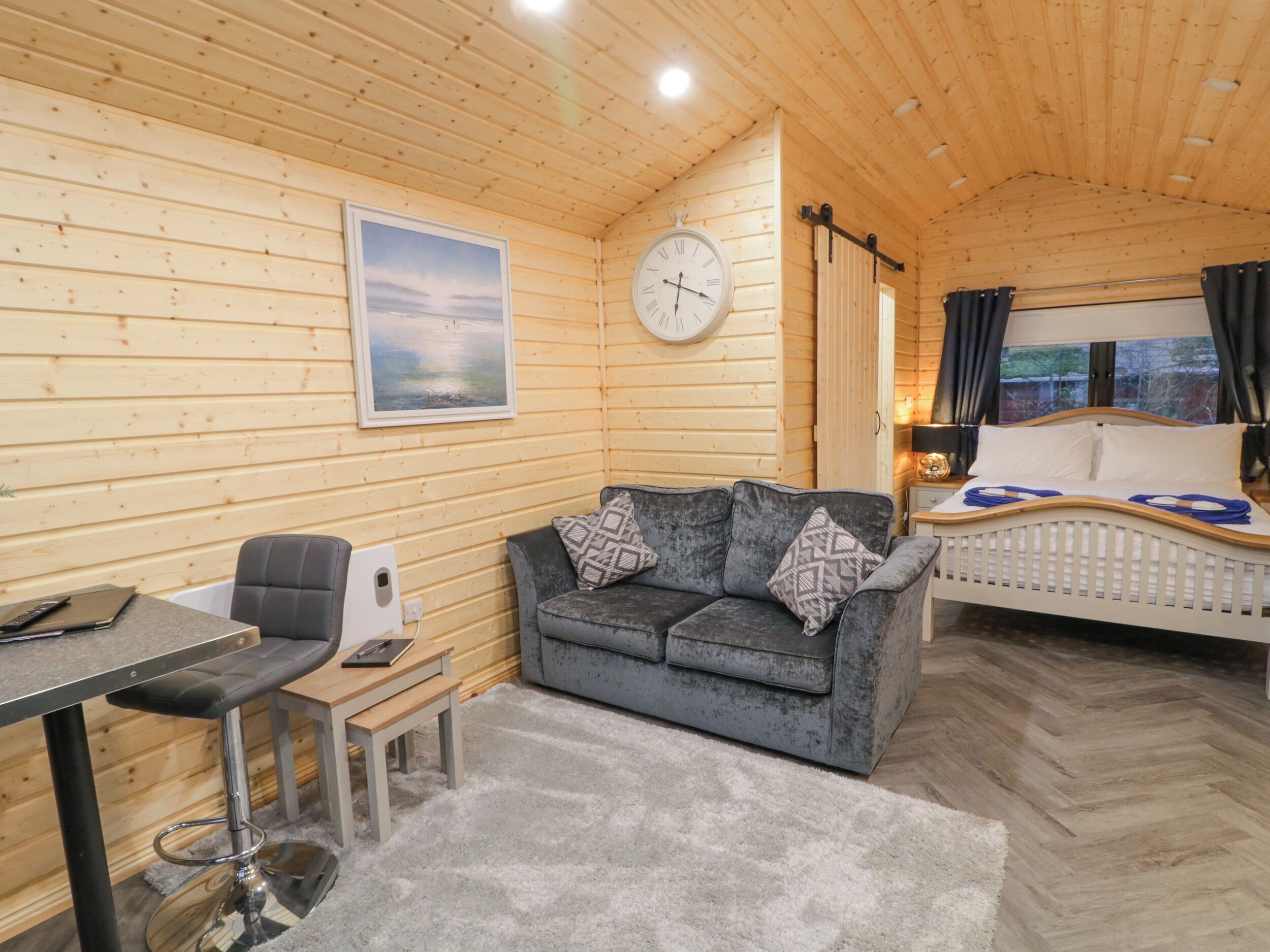 1 habitación, decoración personalizada y muebles diferentes 