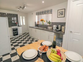 Refrigerador, lavavajillas, tetera/pava eléctrica, tostadora