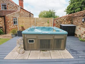 Outdoor spa tub - Malthouse Farm (King's Lynn)