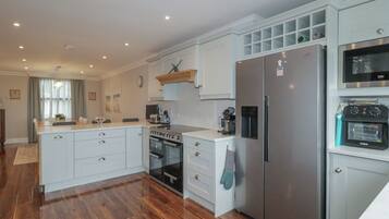 Dishwasher, electric kettle, toaster, cookware/dishes/utensils