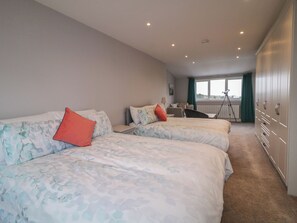 3 bedrooms, individually decorated, individually furnished, free WiFi - Gweedore Homestead (Bunbeg)