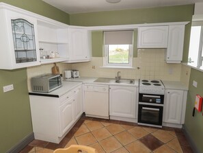 Cottage | Private kitchen | Electric kettle, cookware/dishes/utensils