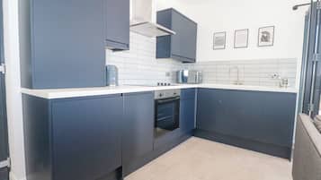 Lemari es, mesin pencuci piring, ketel listrik, dan pemanggang roti