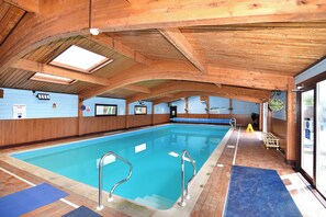Innendørsbasseng