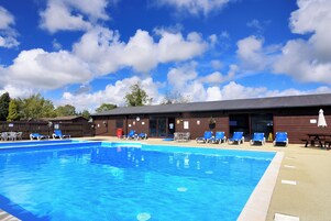 Una piscina cubierta