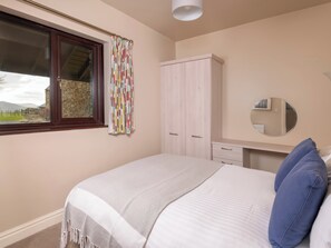 2 Schlafzimmer, individuell dekoriert, individuell eingerichtet