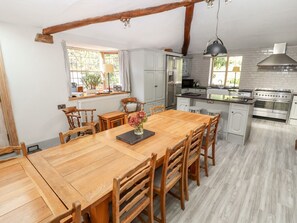 Lave-vaisselle, batterie de cuisine, vaisselle et ustensiles