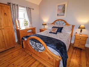 2 bedrooms, individually decorated, individually furnished