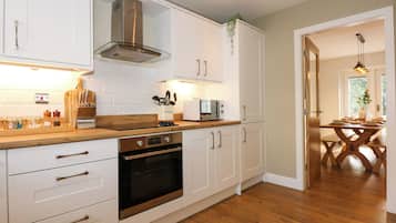 Een vaatwasser, kookgerei, borden en bestek