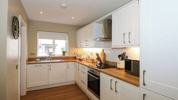 Een vaatwasser, kookgerei, borden en bestek