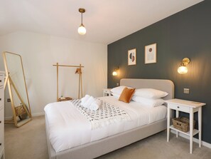 2 عدّة غرف نوم وبديكورات فريدة لكل غرفة وطراز فريد لكل وحدة