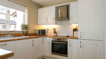 Een vaatwasser, kookgerei, borden en bestek