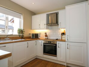 Lave-vaisselle, batterie de cuisine, vaisselle et ustensiles