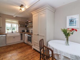 Frigorífico, lavavajillas, hervidor eléctrico y tostadora