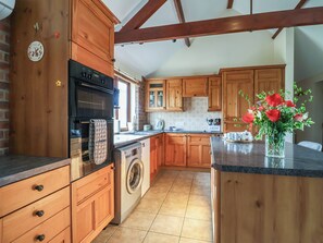 Dishwasher, cookware/dishes/utensils - Daisy Cottage (Bridport)