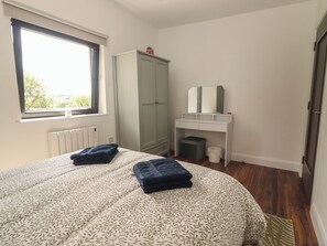 2 bedrooms, individually decorated, individually furnished, desk - Hogans Cottage (Ennistimon)