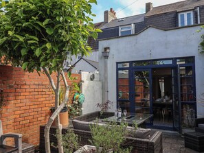 Outdoor dining - Old Harbour Townhouse (Weymouth)