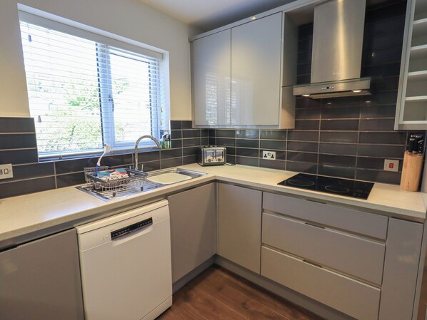 Cottage | Private kitchen | Fridge, dishwasher, electric kettle, toaster