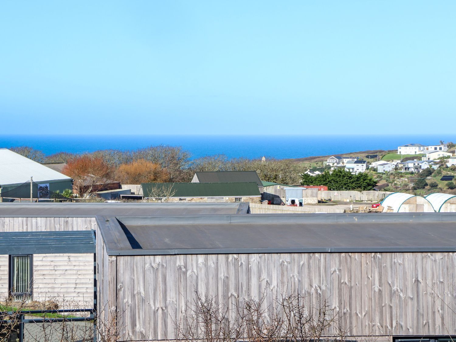 Zona residencial costera con casas y vista al mar.