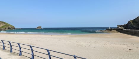 Pantai berhampiran