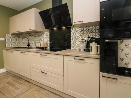 Fridge, dishwasher, electric kettle, cookware/dishes/utensils