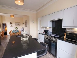 Cottage | Private kitchen | Dishwasher, cookware/dishes/utensils