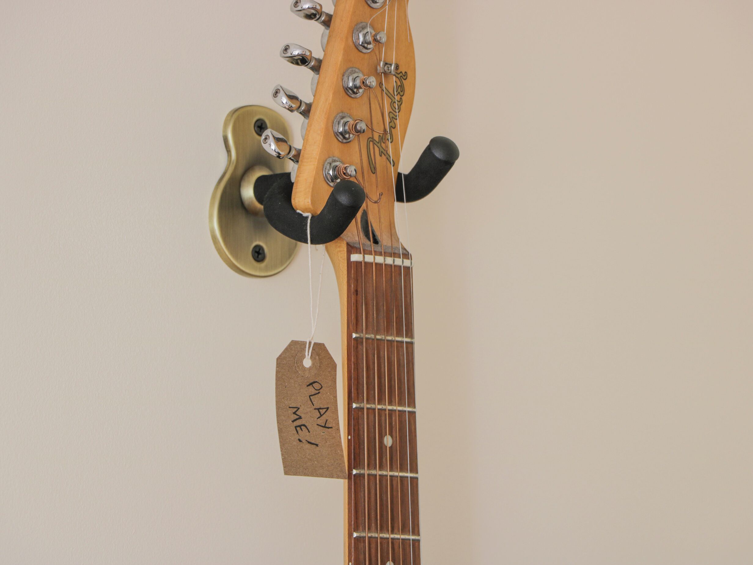 Een gitaar met een prijskaartje eraan.