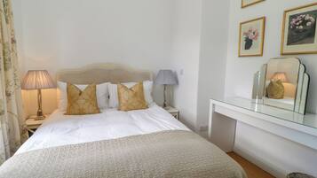 4 phòng ngủ, trang trí khác biệt