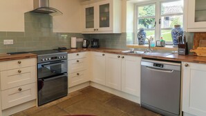 Fridge, dishwasher, electric kettle, toaster - Ivy Cottage (Chippenham)