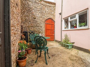 Outdoor dining - Upside Down Cottage (Colyton)