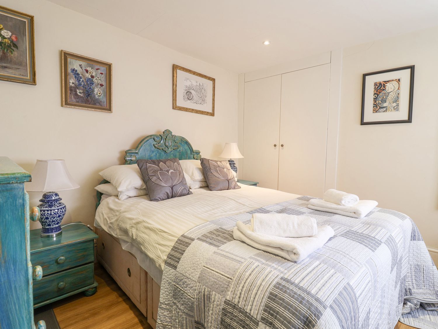 1 habitación, decoración personalizada y muebles diferentes 