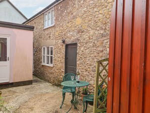Outdoor dining - Upside Down Cottage (Colyton)