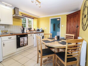 Fridge, microwave, dishwasher, toaster - Cobble Cottage (Fakenham)