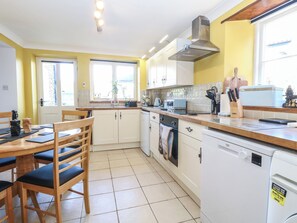 Dishwasher, cookware/dishes/utensils - Cobble Cottage (Fakenham)