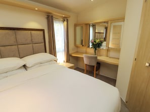 2 Schlafzimmer, individuell dekoriert, individuell eingerichtet