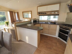 Cookware/dishes/utensils - Lodge 3 (Carnforth)