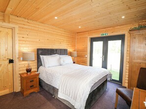 2 Schlafzimmer, individuell dekoriert, individuell eingerichtet