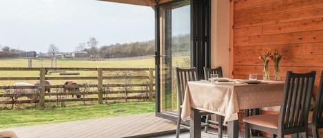 รับประทานอาหารกลางแจ้ง