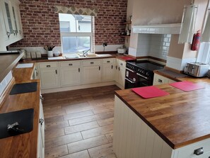 Fridge, dishwasher, electric kettle, toaster - The Beaches, 23 Trusthorpe Road (Mablethorpe)