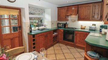 Jääkaappi, vedenkeitin, leivänpaahdin