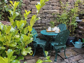 Outdoor dining - Brook Cottage (High Peak)
