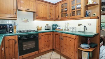 Refrigerador, tetera/pava eléctrica, tostadora, utensilios de cocina