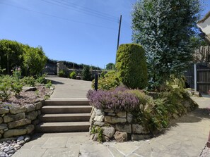 Cottage | Property grounds - Meadow Cottage (Scarborough)